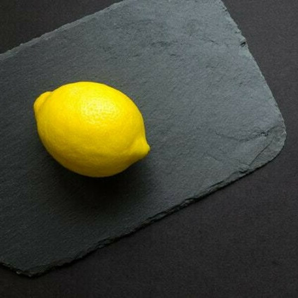 лимон на черном фоне