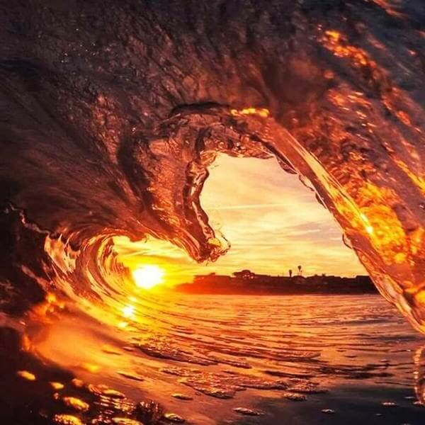 закат через волну